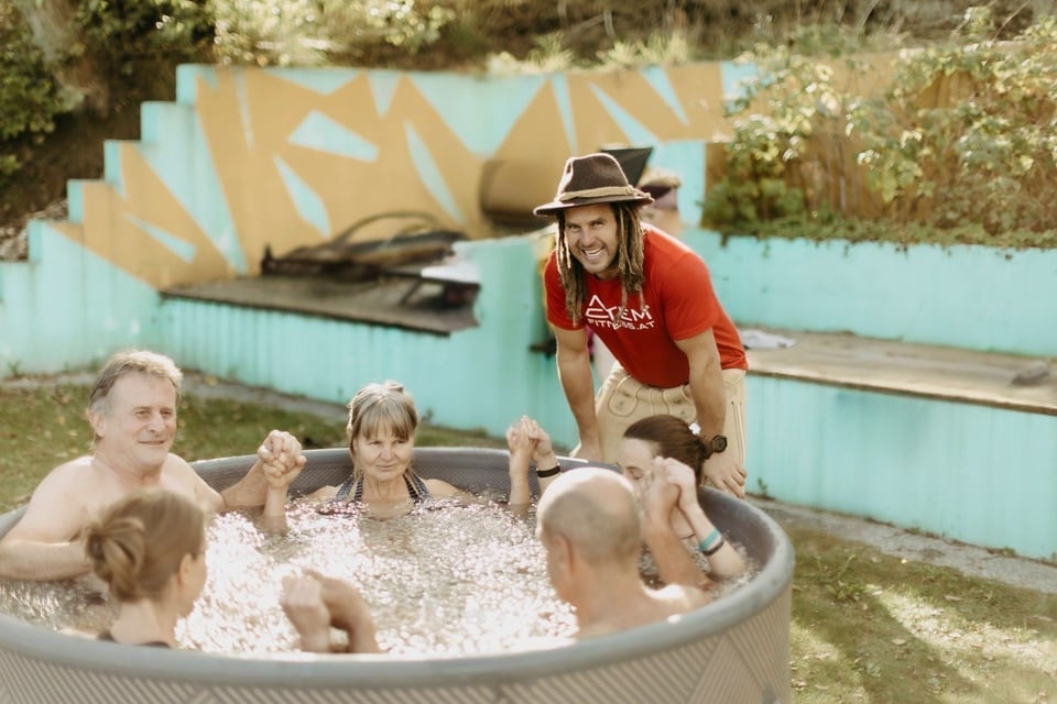 Daniel Fetz begleitet eine Gruppe beim gemeinsamen Eisbad im Sommer