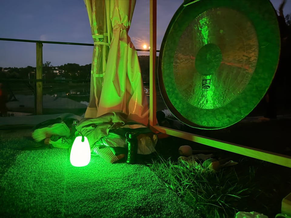 Beleuchteter Gong vor dem aufgehenden Mond am Salmsee