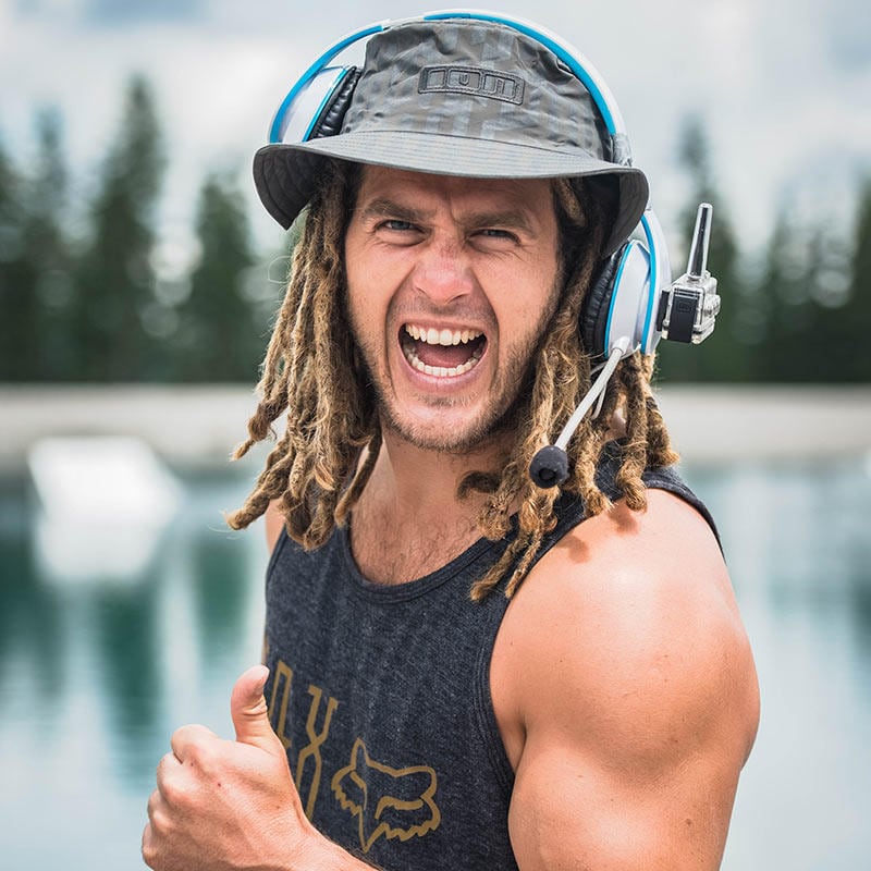 Daniel „Fetzy“ Fetz mit Headset und Daumen nach oben am Pool