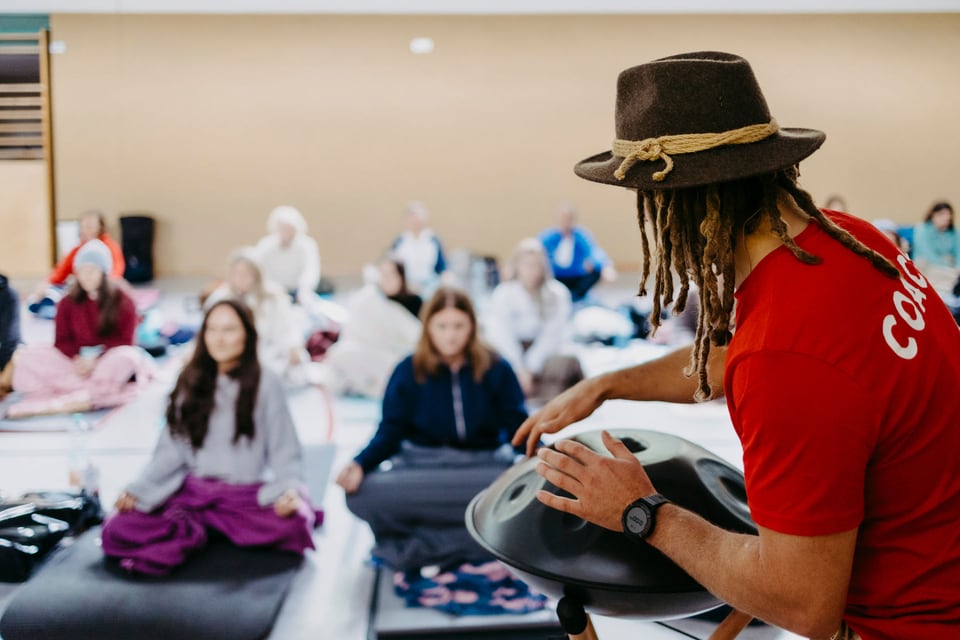 Daniel Fetz begleitet eine Atemfitness Gruppe auf der Handpan