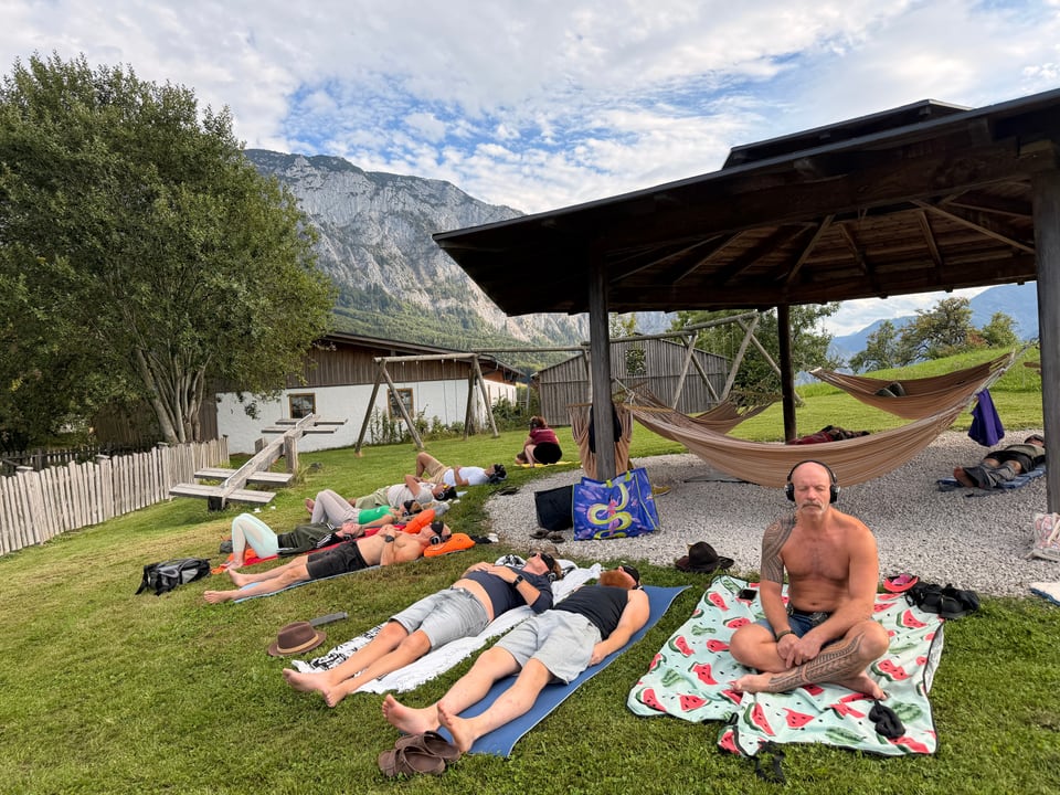 Atemfitness Gruppe auf Matten vor dem Bergpanorama