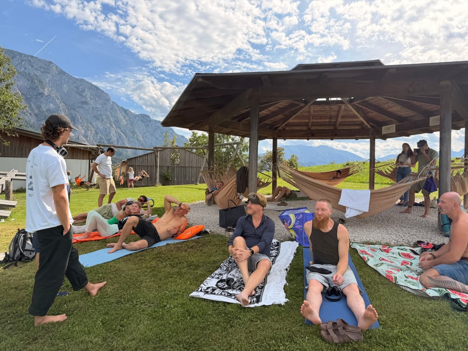 Gruppe bereitet sich auf Matten auf die Atemfitness Reise vor