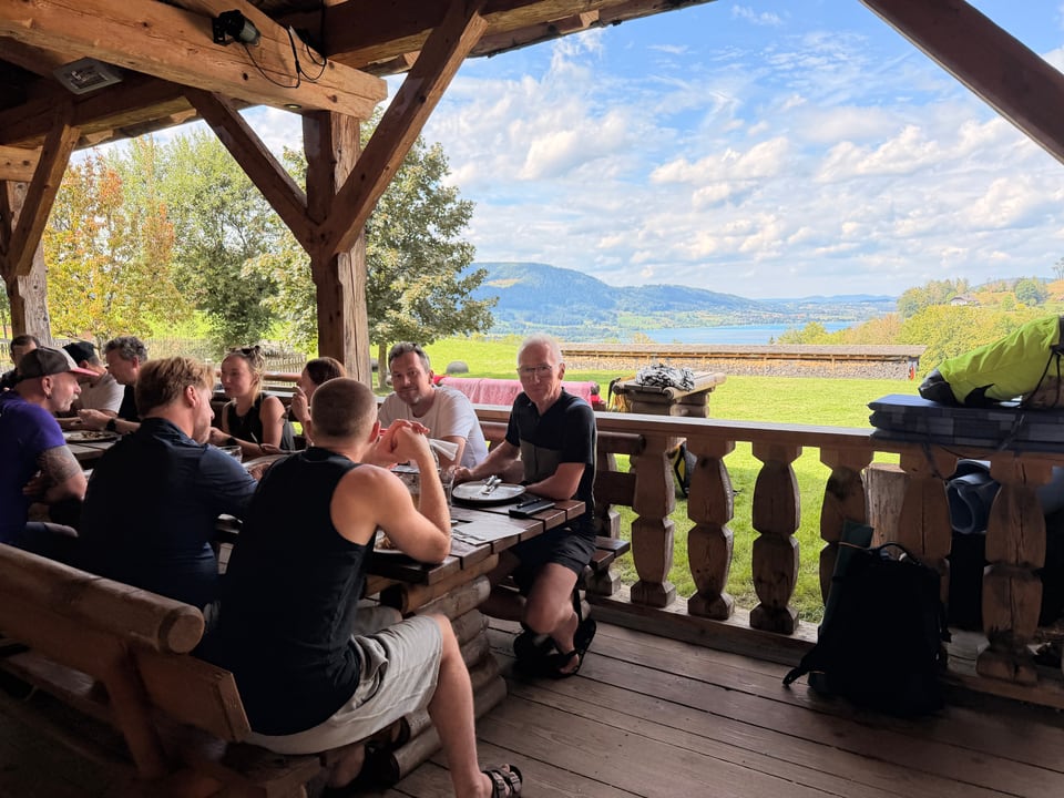 Gemeinsame Pause am Tisch mit Blick auf den Attersee