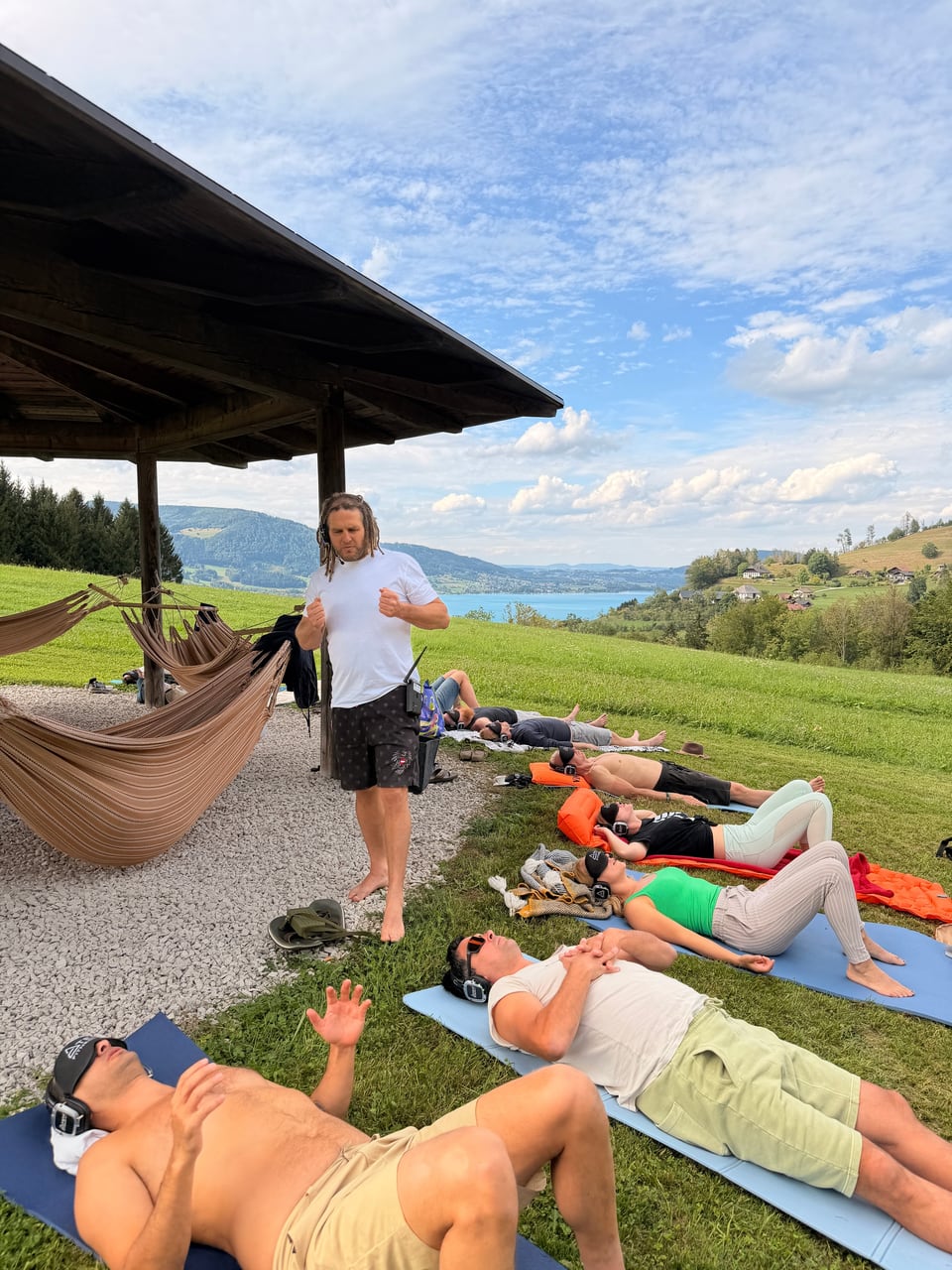 Fetzy begleitet die Atemsession neben dem überdachten Sitzplatz
