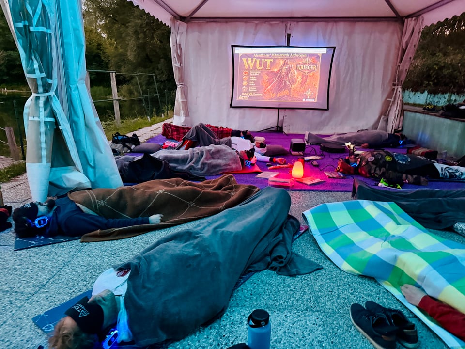 Atemreise im Zelt am See mit einer Projektion zum Archetyp Krieger
