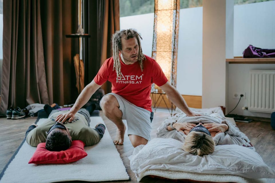 Fetzy begleitet zwei Teilnehmende bei einer Atemfitness Einheit im Hotel