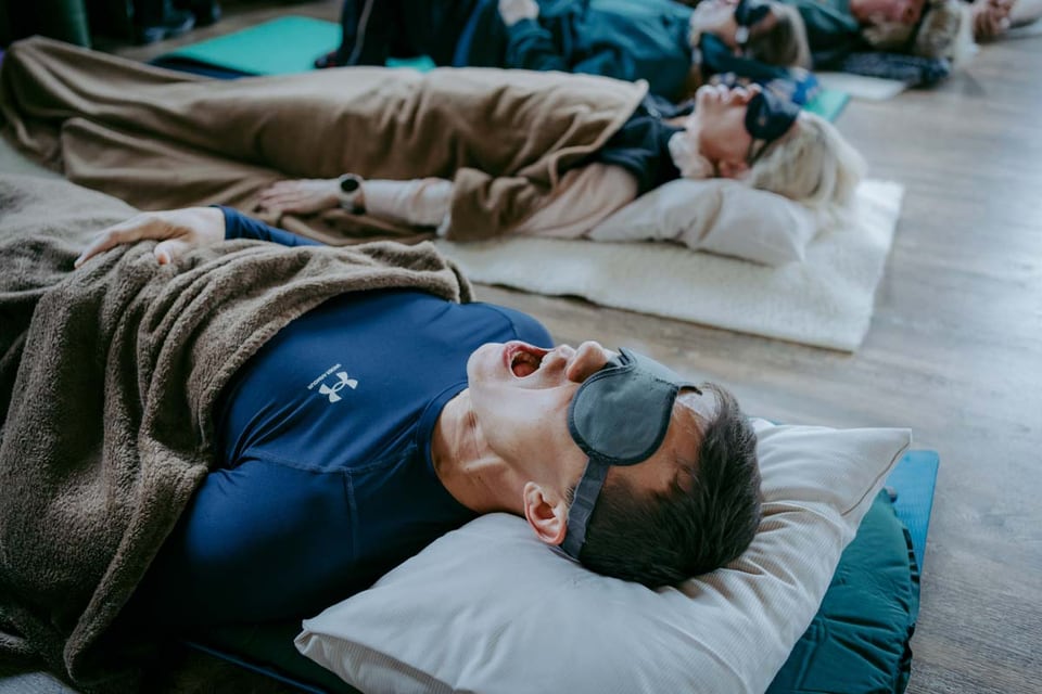Teilnehmende bei einer geführten Atemfitness Einheit im Hotel