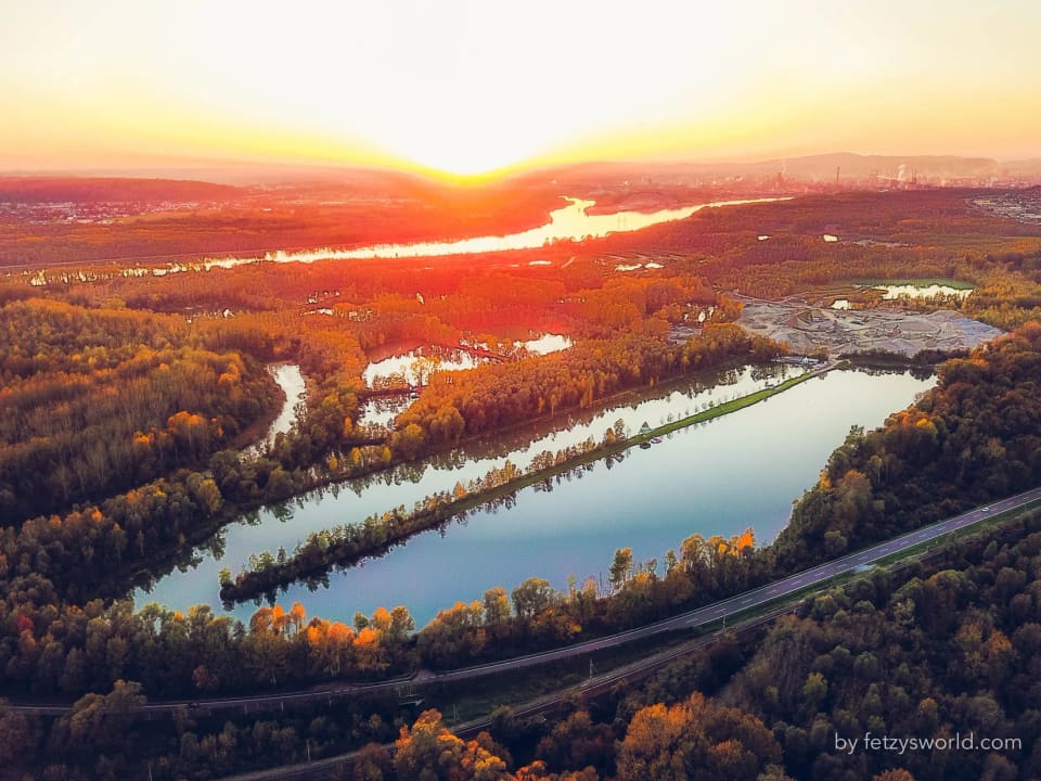 Salmsee und Donau bei orangefarbenem Sonnenuntergang aus der Luft