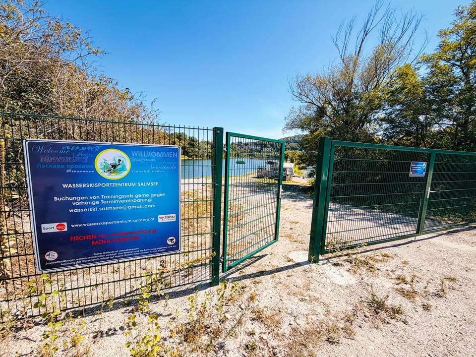 Offenes grünes Tor am Zugang zu Fetzysworld am Salmsee