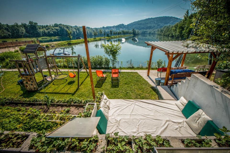 Liegeplatz im Garten mit freiem Blick auf den Salmsee
