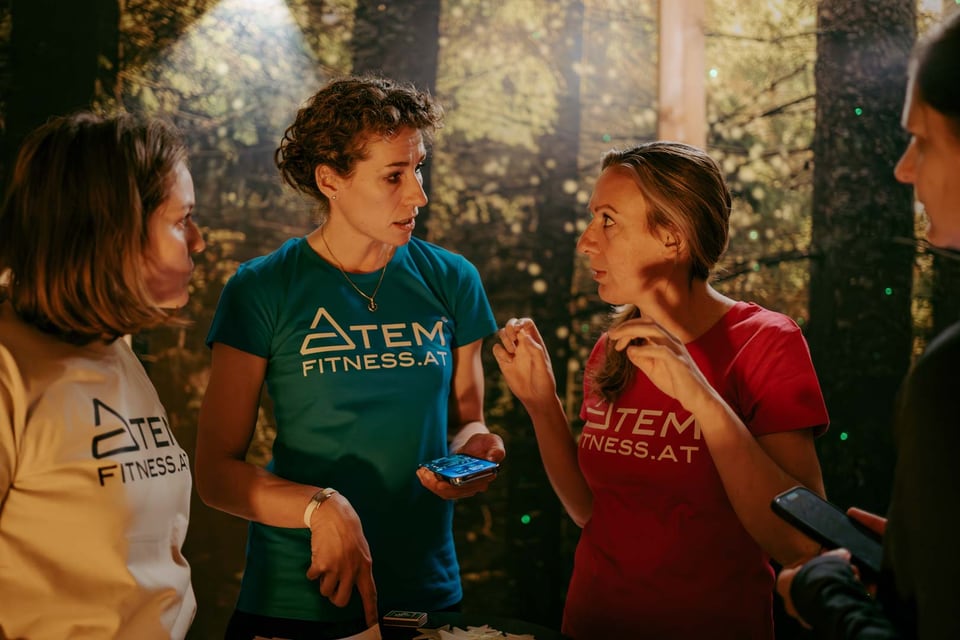 Trainerinnen besprechen gemeinsam eine Übung