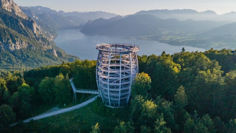 Aussichtsturm am Grünberg mit Traunsee und Bergpanorama