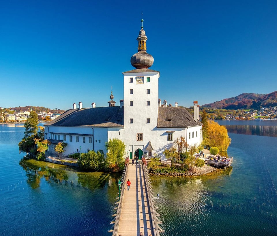Seeschloss Ort auf einer Insel im Traunsee aus der Luft