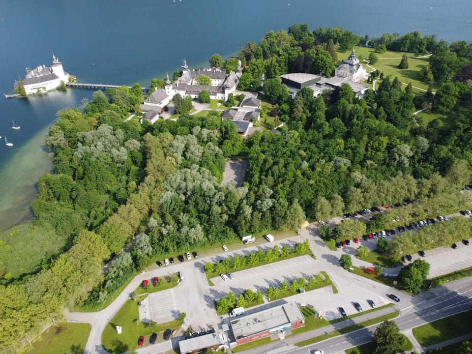 Toscanapark und Seeschloss Ort am Ufer des Traunsees aus der Luft
