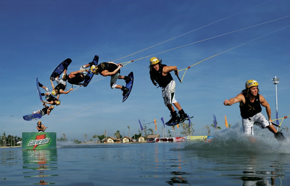 Daniel Fetz zeigt eine Wakeboard-Sequenz vor blauem Himmel am CWC