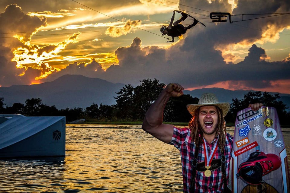 Daniel „Fetzy“ Fetz jubelt mit Weltmeistermedaille und Wakeboard